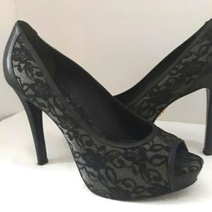 POUR LA VICTORE ... leather & lace heels